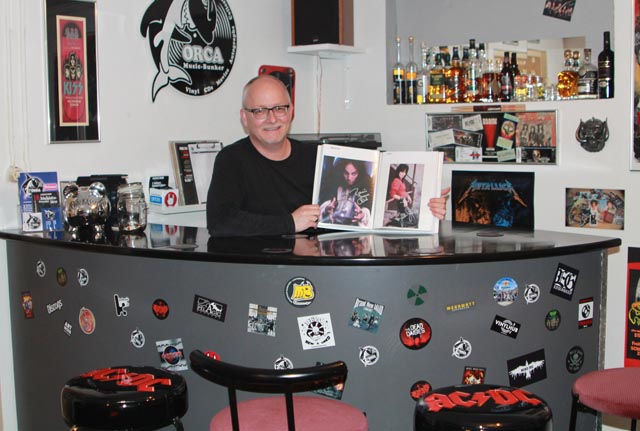 Schallplatten, CDs, Tourplakate, Autogrammkarten: Jürg Hausers Leidenschaft begann schon als Teenager. Foto: Sonja Fasler