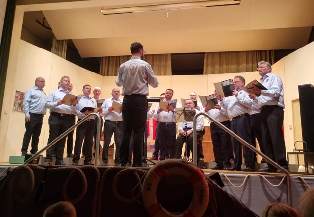 Die Sänger unter der neuen Leitung des Dirigenten Steffen Schwendner. Foto: zVg