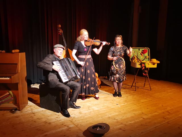 Mit hinreissenden und auch melancholischen Melodien entführte Musique Simili das Publikum aus dem SteinliChäller auf eine vielfältige Weltreise durch «Paramundo». Foto: Dominik Pfoster