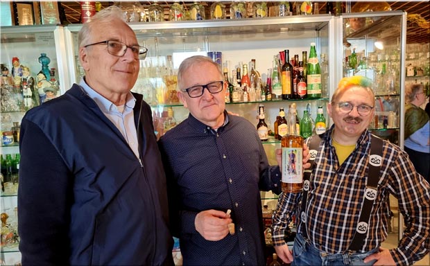 Bild (von links): Präsident Eduard Feldmann, Jubilar André Schmid, Sepp Stadelmann, genannt Fläsche-Sepp. Foto: zVg