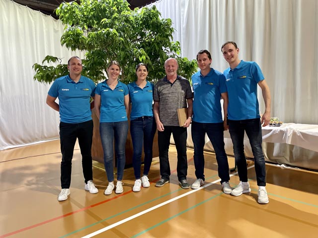 Max Leimgruber (vierter von links) wurde zum Ehrenmitglied ernannt. Foto: zVg