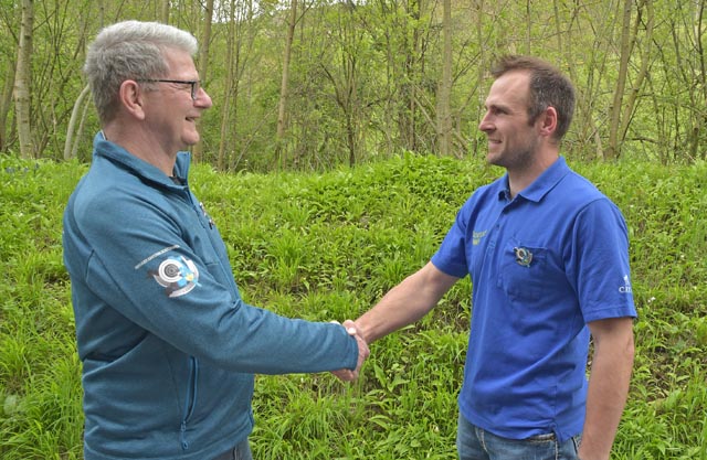 Beat Brun (links), OK-Präsident des Aargauer Kantonalschützenfestes in Muri, beglückwünscht den Baselbieter Roman Hasler als 6000. angemeldeten Teilnehmer. Foto: wr