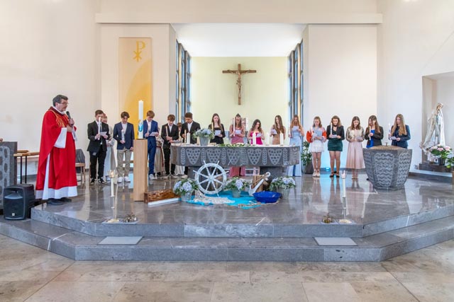 15 Jugendliche empfigen das Sakrament der Firmung. Foto: Patrick Schwarb