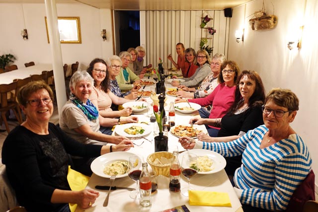 Beim Nachtessen im Restaurant Warteck in Kaisten. Foto: zVg