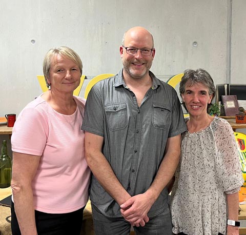 Mitarbeiterinnen geehrt (von links): Esther Hürbin, Marc Stahel, Wilma Büchli. Foto: zVg