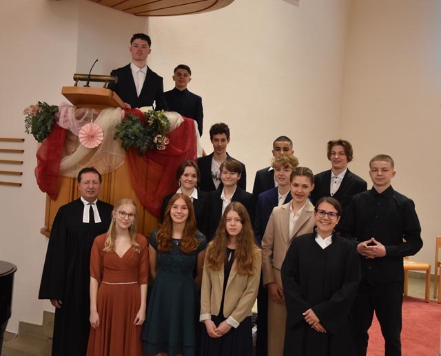 Konfirmiert wurden Christian Blum, Elia Bonni, Nevio D’Annunzio, Lara de Jong, Leandro Fabbri, Jonas Gerber, Johanna Gnodtke, Leonie Hoenke, Anouk Kuhni, Lennart Möller, Vanessa Pavan, Larissa Schneider und Yannick Sigrist. Foto: zVg