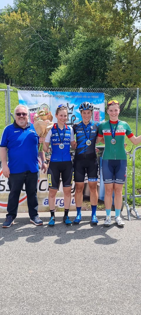Irina Lützelschwab (Mitte) setzte sich bei den Frauen durch, die erst 15-jährige Laura Emmenegger (rechts) holte überraschend Bronze. Foto: Tony Müller