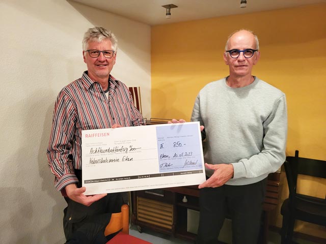 Auch für den Naturschutzverein, vertreten durch den Technischenr Leiter und Leiter Kommunikation André Blättler (rechts) gab es einen Scheck. Foto: zVg