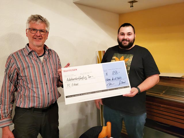 Thomas Rohrer (links) überreichte Daniel Spühler, FC-Vizepräsident, den Jubiläumsscheck. Foto: zVg