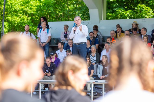 Regierungsrat Alex Hürzeler begrüsste die etwa 2300 jungen Athleten. Foto: zVg