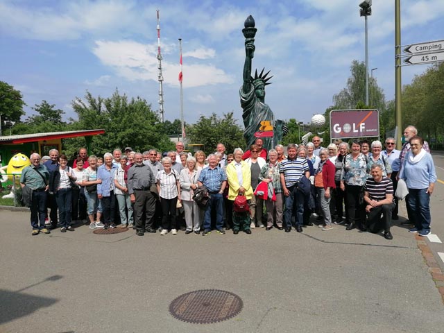 Nicht in New York, sondern in Winterthur vor der Freiheitsstatue posierten die Schupfarter Senioren. Foto: Doris Müller