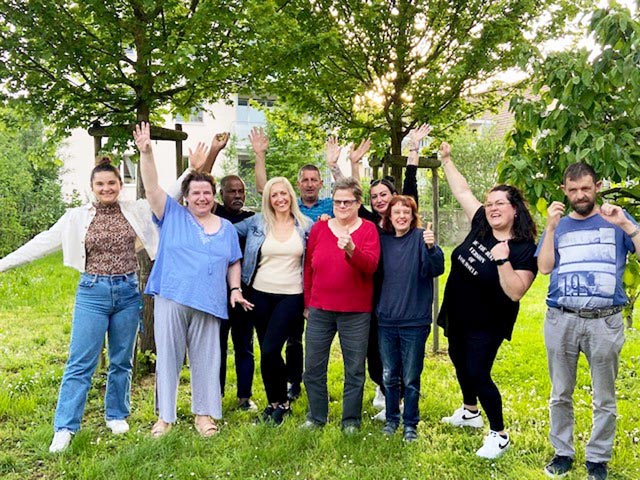 Grosse Freude herrscht bei den Betreuern und Bewohnern der Wohngruppe. Foto: zVg