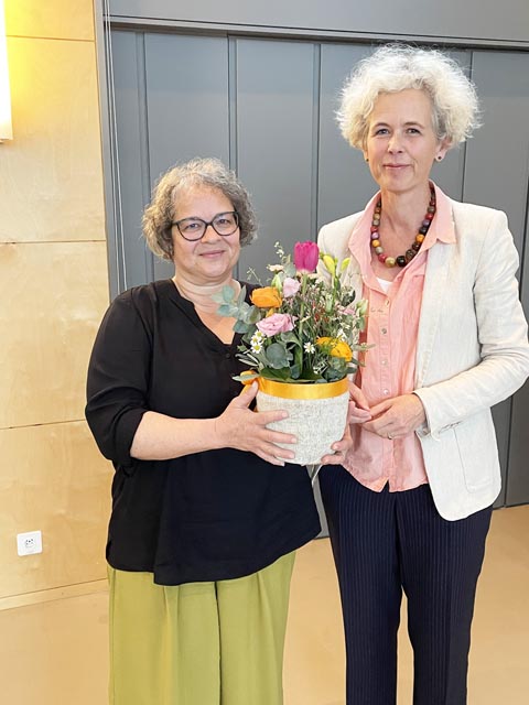 Claudia Kirsch dankt Suzanne Weingart (links) für die Vorstellung von «Hopp-la im Fricktal». Foto: zVg