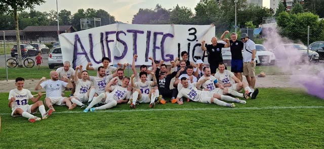 Endlich aufgestiegen: Die überglückliche Mannschaft nach dem 1:0 gegen den FC Kaiseraugst. Foto: zVg  