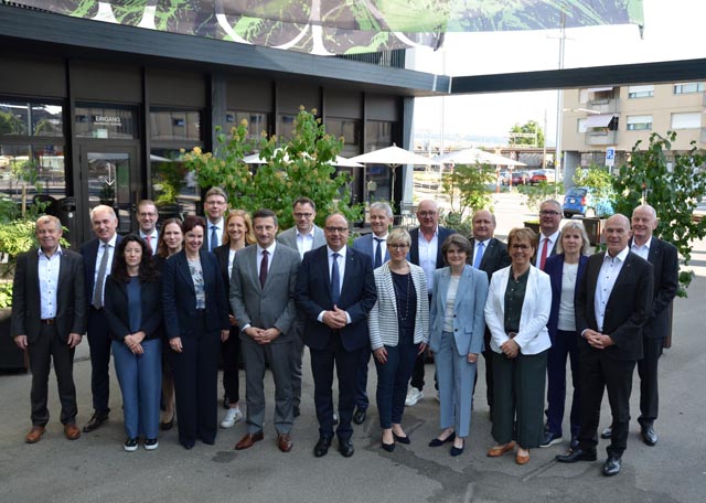 Gruppenfoto anlässlich der 78. Plenarkonferenz der Nordwestschweizer Regierungskonferenz in Lenzburg. Foto: zVg