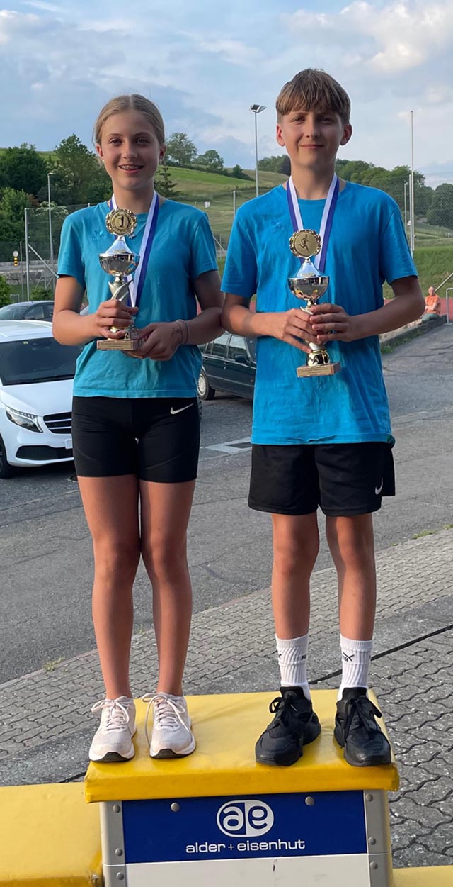  Nayla Urich und Nevio Urich zuoberst auf dem Podest. Foto: zVg