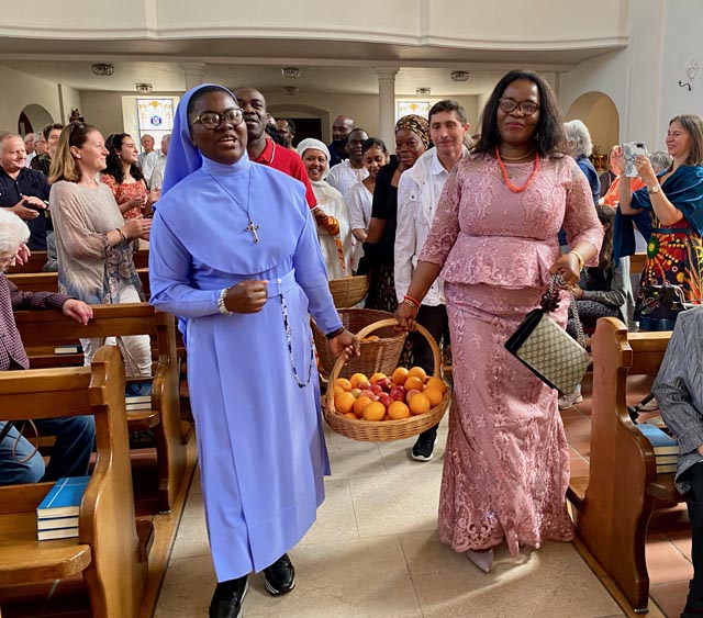 Der Afrikanerchor trägt Früchte zur Segnung herein.  Foto: Fritz Imhof