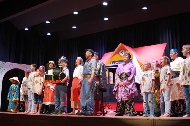 Happy End nach zwei Stunden Premierenvorstellung mit einer grossen Feier für die Heimkehrer Jim Knopf und Lukas den Lokomotivführer auf Lummerland Foto: Sonja Fasler