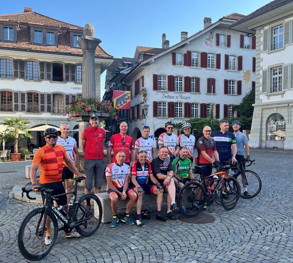 Gruppe der Sulzer Rennradfahrer in Thun vor dem Start via Grimsel- und Furkapass nach Altdorf. Foto: zVg