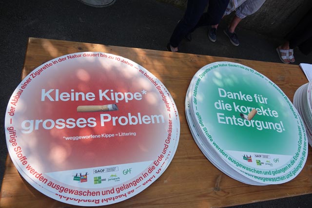  Die neuen Bodenkleber und Tafeln in rot und grün. Foto: Peter Schütz