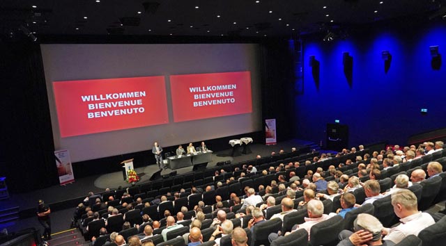 AGVS-Präsident Thomas Hurter (l.) begrüsst im PalaCinema in Locarno die Delegierten. Foto: AGVS-Medien