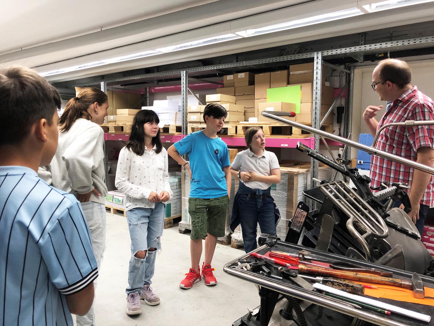 Geschäftsführer Sascha Moser erklärte den Kindern aus Kaiseraugst das Verlagswesen. Foto: zVg