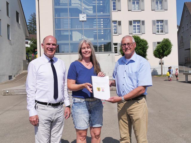 Iris Allenspach Bachmann und Roger Schaub (rechts) hoffen, dass der Bericht des Projektlenkungsgremiums auf Zustimmung stösst. Regierungsrat Alfons Lauber könnte sich eine Signalwirkung für den ganzen Kanton Basel-Landschaft vorstellen. Foto: Jörn Kerckhoff