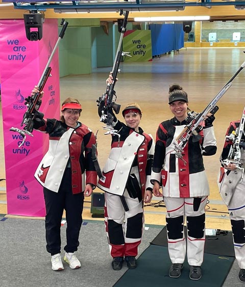 Sarina Hitz, Nina Christen und Chiara Leone (v.l.) dürfen sich über die Silbermedaille freuen. Foto: zVg