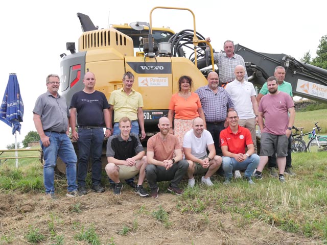 Vertreter des FC Wallbach und der Gemeinde kamen zum Spatenstich. Foto: Jörn Kerckhoff