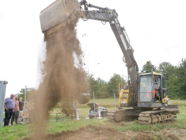 Mit grossem Besteck ging es an den Spatenstich für das neue Clubhaus. Foto: Jörn Kerckhoff