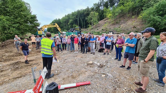 Eine grosse Anzahl Interessiertes war der Einladung der Naturschutzvereine gefolgt. Foto: Stephen Skillmann, Magden