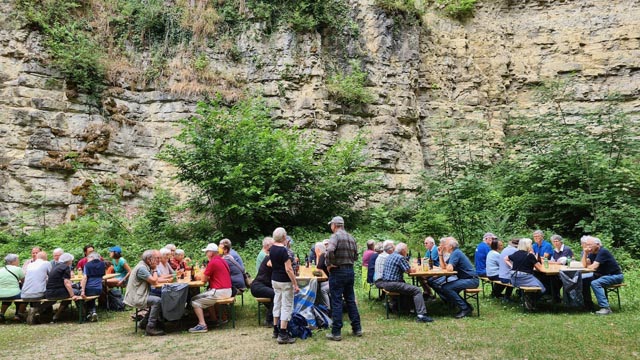 Gemütliches Zvieri zum Abschluss der Veranstaltung. Foto: Stephen Skillmann, Magden