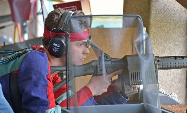 Zeigte bis zum letzten Schuss Nervenstärke: Der U21-Sieger mit dem Sturmgewehr 90, der Fricker Dion Smakolli. Foto: wr