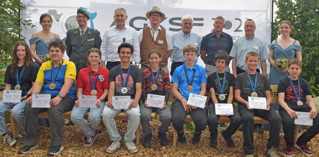 Prominenz und 50-m-Medaillengewinner vereint: (sitzend, von links) Riwana Plattner, Lars Morgenthaler, Anastasia Bianchi, Yasin Vetter, Felix Frey, Loris Meier, Dario Birrer, Levin Bieri und Kaspar Füchslin; (hinten) Ehrendame Michelle Ithen, Oberst Adrian Boller, Regierungsrat Alex Hürzeler, OK-Präsident Beat Brun, AGSV-Präsident Peter Gautschi, Polytronic-Vertreter Christoph Koch, AGSV-Vorstandsmitglied Thomas Rohr und Ehrendame Lea Wettstein. (Foto: wr)