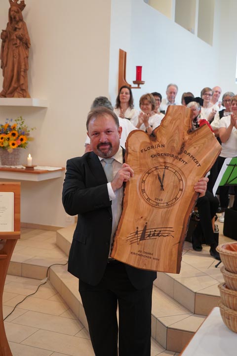 Würdiges Ende für 28 Jahre Chorleitung. Foto: Hans Böller