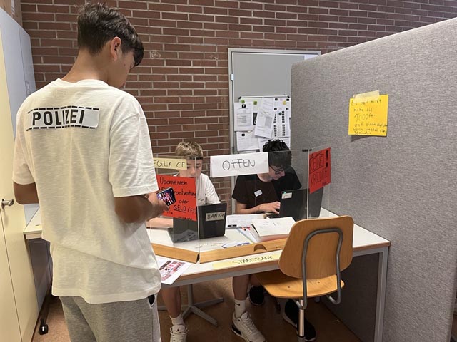 Viel Betrieb am Bankschalter in Freakistan. Foto: zVg