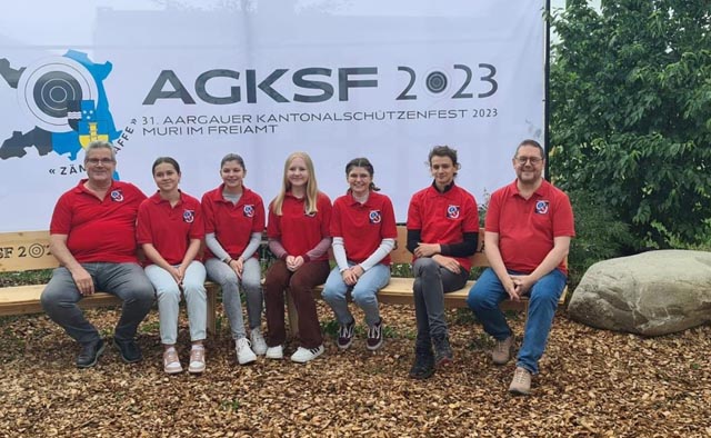 Alle fünf Jugendschützen (3. von rechts Anastasia Bianchi) mit den Betreuern. Foto: zVg