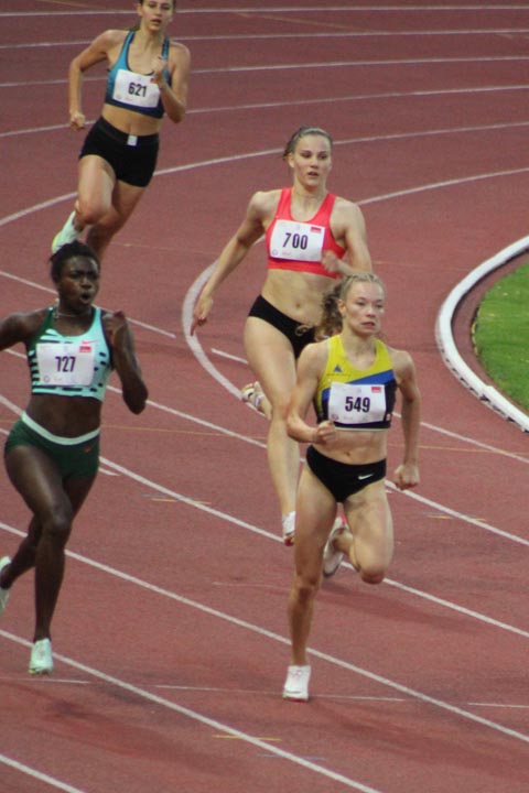 Fabienne Hoenke (Nr. 549) auf dem Weg zum neuerlichen U20-Schweizer-Rekord über 200m. Foto: Sybille Hoenke