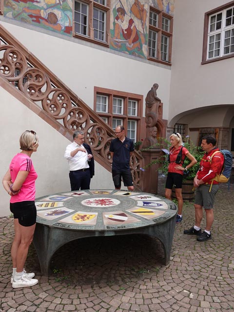 Stadtammann Franco Mazzi erläutert der Velogruppe die Rheinfelder Geschichte. Von links: Maya Graf (Ständerätin Grüne, Baselland), Franco Mazzi (Stadtammann Rheinfelden), Martin Candinas (Nationalratspräsident Die Mitte, Graubünden), Ruth Humbel (alt Nationalrätin Die Mitte, Aargau), Matthias Jauslin (Nationalrat FDP, Aargau). Foto: zVg