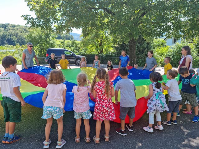 20 fröhliche Kinder genossen den Sommerferienplausch. Fotos: Eva Büchli, Verena Feierabend