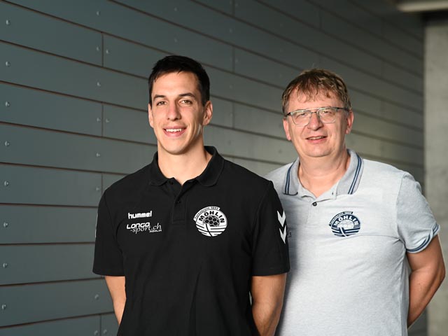 TVM-Präsident Simon Mahrer (rechts) mit Neuzugang Lucas Grandi. Foto: Daniel Roth