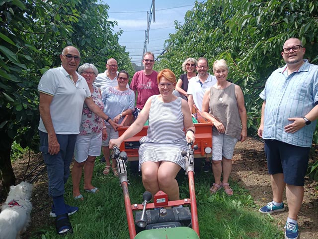 Nationalratskandidatin Désirée Stutz am Steuer: Am Grillplausch durften die SVP-Mandatsträger und ihre Partner auch einmal erleben, was Landwirtschaft ist. Foto: zVg