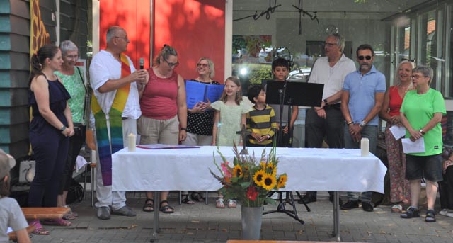 Bei sommerlichen Temperaturen wurde der Schulstartgottesdienst im Schatten der Bäume gefeiert. Foto: Franz Wülser