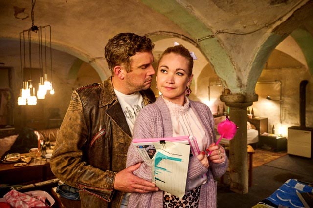 Ein eigentlich festgefahrener Vermisstenfall entwickelt sich überraschend zu einem Mordfall, der Franz (Sebastian Bezzel, auf dem Bild zusammen mit Susi - Lisa Maria Potthoff) und Rudi als Ermittler-Dreamteam erneut in Höchstform vereint. Der Film Rehragout-Rendezvous aus der Eberhoferkrimi-Reihe ist am Donnerstag, 31. August, um 20.30 Uhr im Coop Open Air Cinema Frick zu sehen. Foto: zVg