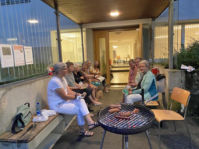 Einige der teilnehmenden Frauen sitzen draussen beim Feuer. Foto: zVg