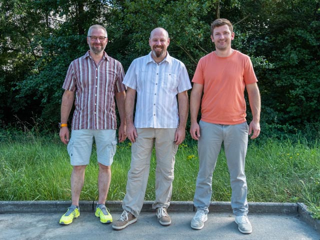 Aus dem Kanton Aargaue erhielten nach vier Jahren berufsbegleitender Weiterbildung das Diplom zur Imkerin / zum Imker mit eidgenössischem Fachausweis (von links): Daniel Bösch, Hägglingen; Patrick Grossmann, Sisseln; Stephan Lendenmann, Hendschiken. Es fehlt: Ursula Müller, Schinznach Dorf. Foto: Sarah Grossenbacher