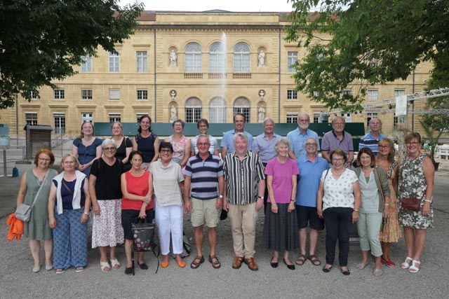 Die Reiseteilnehmenden auf der Esplanade du Mont Blanc in Neuchâtel. Foto: zVg