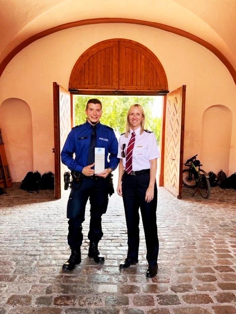 Asp Pascal Strebel mit Claudia Räber, Leiterin der Grundausbildung bei der Polizei Basel-Landschaft. Foto: Polizei BL