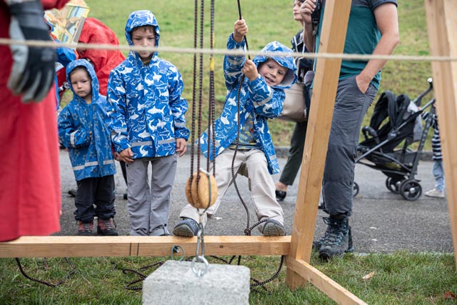 Schwere Arbeit beim Anheben eines Steines. Foto: © Augusta Raurica