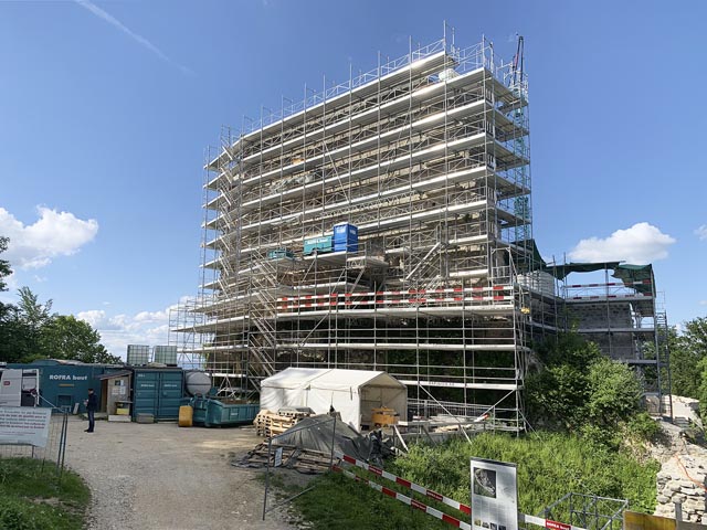 Die Schildmauer der Ruine im Vollgerüst während der Sanierungsarbeiten. Foto: © Archäologie Baselland
